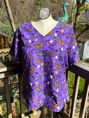 Gabby Brooke Purple Moth Spiderweb Halloween Scrub Top Women’s Plus Size 2X
